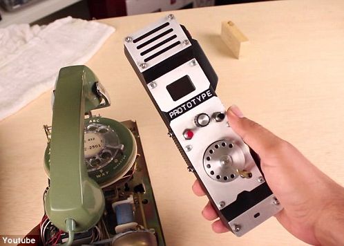 Telefonul cu disc revine la moda, in varianta de mobil! Ce poate face acest model Telefonul Cu Disc Revine La Moda