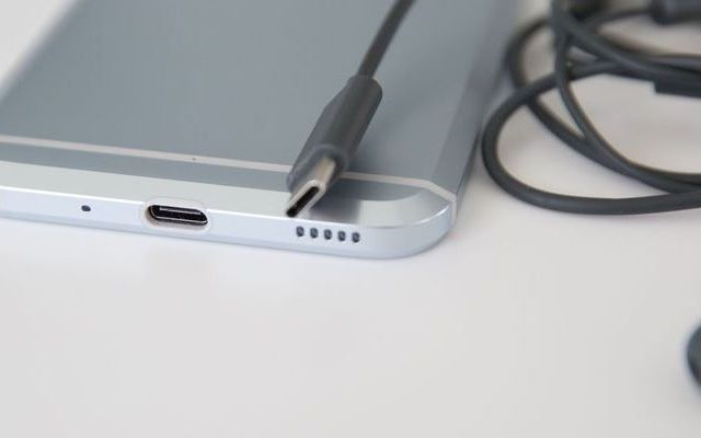 Ideea Controversata A Celor De La Apple A Fost Preluata Un Nou Telefon Dupa Iphone 7 Renunta La Jack Ul