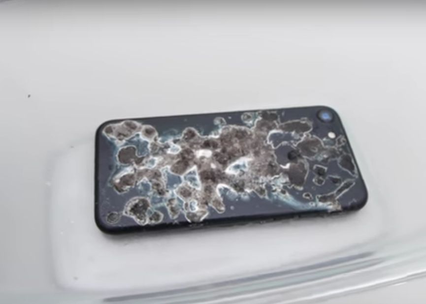 Au pus un iPhone 7 in cel mai puternic acid! Urmarea este incredibila! - VIDEO viral Au Pus Un Iphone 7 In Cel Mai Puternic Acid Urmarea Este Incredibila Video Viral