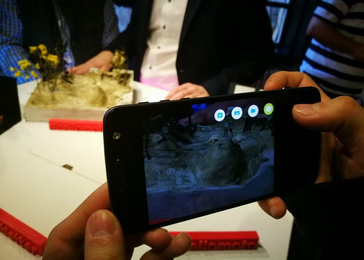 Lenovo a lansat in Romania cel mai subtire smartphone de top ! Cat costa telefonul caruia ii poti atasa camera foto sau proiector Lenovo A Lansat In Romania Cel Mai Subtire Smartphone De Top Cat Costa Telefonul Caruia Ii Poti Atasa