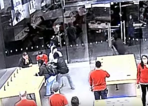 Imagini Incredibile Cum A Fost Spart Un Magazin Apple In Doar 15 Secunde Oamenilor Nu Le A Venit Sa Creada