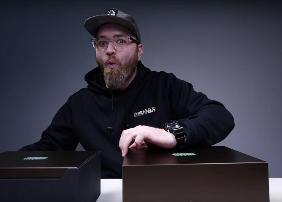 A Comandat Cel Mai Scump Smartphone Din Lume Care Costa 20 000 De Dolari Ce A Gasit In Cutie