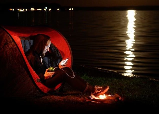 Are 19 Ani Si A Inventat Un Device Care Rezolva Marea Problema A Smartphone Urilor Gadgetul I A Adus Peste