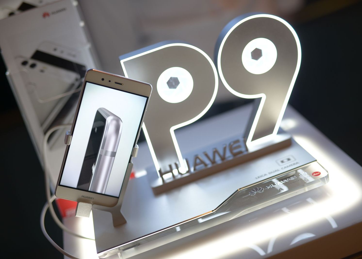 Huawei dezvaluie Urmatoarea Era a Tehnologiei: Telefonul Inteligent Huawei Dezvaluie Urmatoarea Era A Tehnologiei Telefonul Inteligent