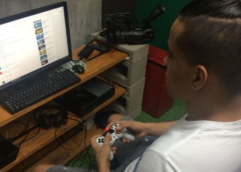 Povestea Jucatorului Care L A Invins Pe Messi S A Lasat De Fotbal Si Castiga Mai Multi Bani Din Jocul