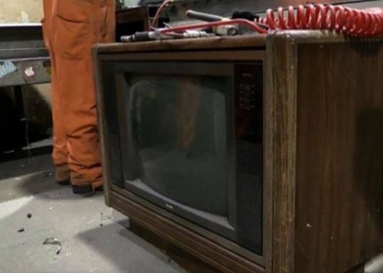 A vrut sa arunce un televizor vechi, dar a gasit in interior o suma uriasa de bani! Ce s-a intamplat apoi A Vrut Sa Arunce Un Televizor Vechi Dar A Gasit In Interior O Suma Uriasa De Bani Ce S A Intamplat Apoi