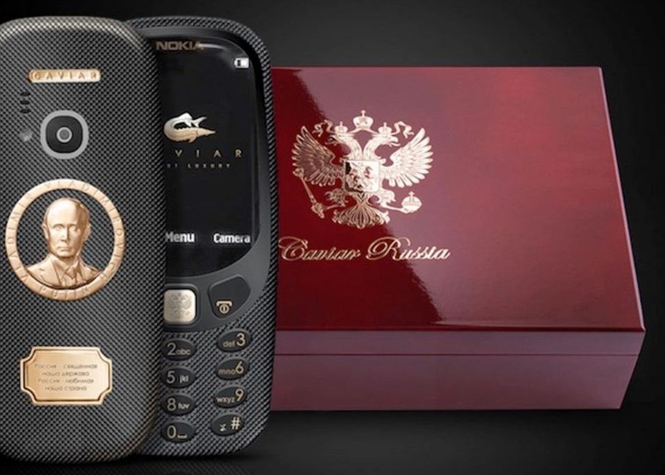 Nu e gluma! Nokia 3310 cu chipul lui Putin placat cu aur a fost creat! Pretul este incredibil Trebuie Sa L Vezi Ca Sa Crezi Ca E Real A Aparut Versiunea De Nokia 3310 Cu Chipul Lui Vladimir Putin