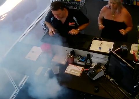 Video Momentul In Care Un Iphone Explodeaza In Mainile Proprietarului Ce S A Intamplat Cu Cateva Secunde