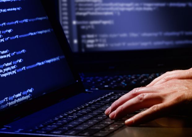 Politist Arestat Pentru Ca Refuza Sa Decripteze Fisiere Compromitatoare Ce Contin Acestea