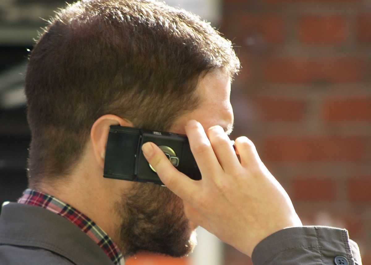 Premiera mondiala! Instanta a stabilit ca un barbat s-a imbolnavit din cauza telefonului mobil Premiera Mondiala Instanta A Decis Ca Un Barbat S A Imbolnavit Din Cauza Telefonului Mobil