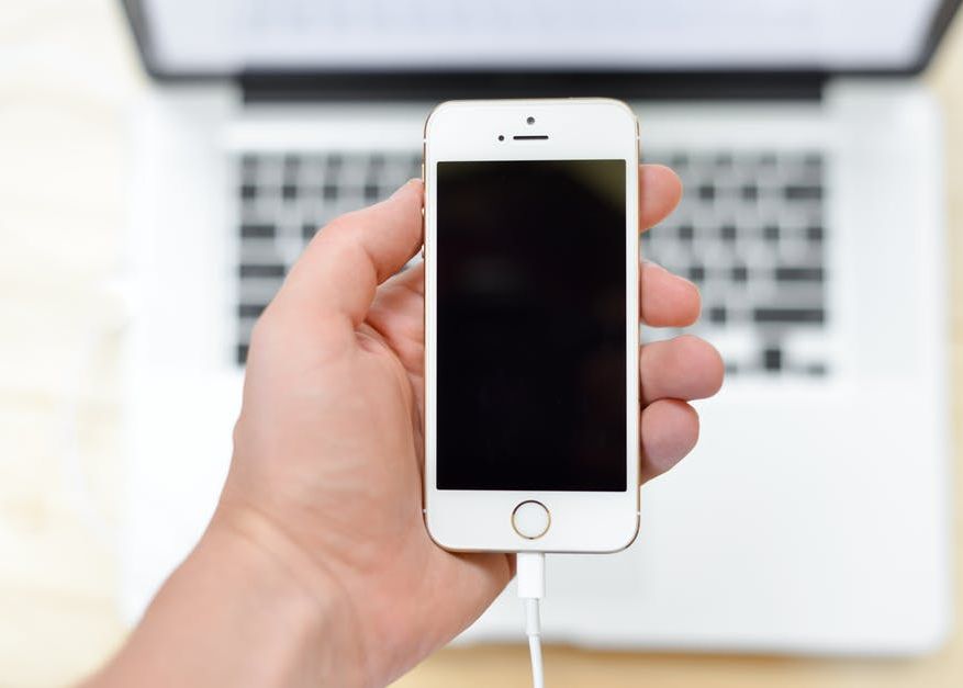 Trucul prin care poti incarca un iPhone in doar 5 minute! Iata ce trebuie sa faci Trucul Prin Care Poti Incarca Un Iphone In Doar 5 Minute Iata Ce Trebuie Sa Faci