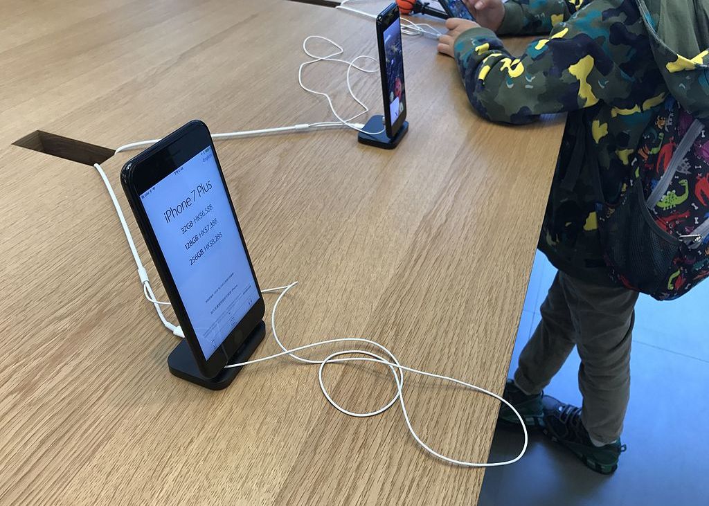 Vanzarile de iPhone au scazut fata de anul trecut! Care este motivul Vanzarile De Iphone Au Scazut Fata De Anul Trecut Care Este Motivul