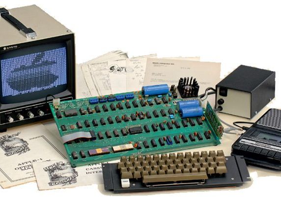 Motivul pentru care acest computer vechi de peste 40 de ani s-a vandut cu 110.000 de euro Motivul Pentru Care Acest Computer Vechi De Peste 40 De Ani S A Vandut Cu 110 000 De Euro 1
