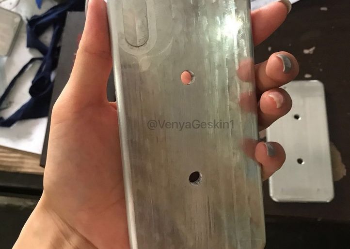 Primele imagini cu mulajele folosite pentru noile modele de iPhone! Cum arata iPhone 8 si 7S Plus Primele Imagini Cu Mulajele Care Vor Fi Folosite Pentru Iphone 8