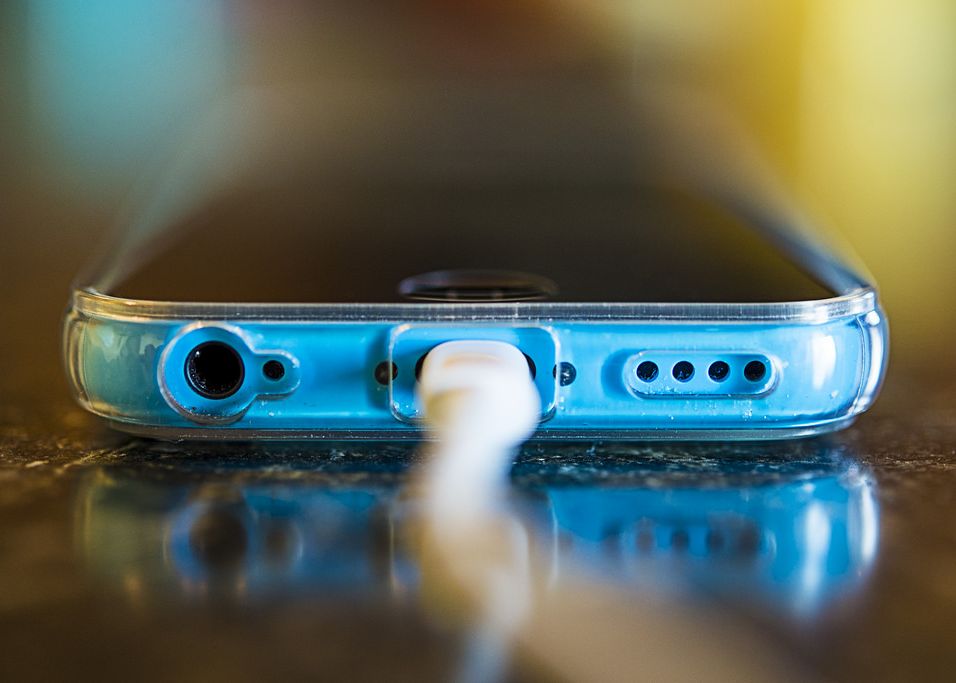 Greseala Pe Care O Faci Zilnic Ce Se Intampla Daca Nu Scoti Telefonul Din Carcasa Atunci Cand Il Incarci