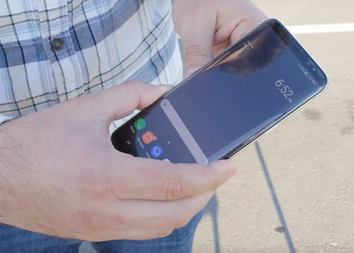 Experiment: ce se intampla daca scapi un Galaxy S8 de mai multe ori pe asfalt? Experiment Ce Se Intampla Daca Scapi Un Galaxy S8 De Mai Multe Ori Pe Asfalt
