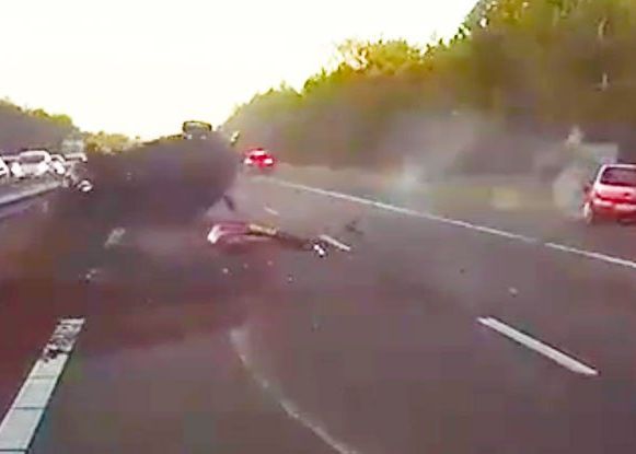 Imagini tulburatoare! Un grav accident rutier, anticipat de pilotul automat al Tesla! Ce-a urmat Imagini Tulburatoare Un Grav Accident Rutier Prezis Cu Mult Timp Inainte De Pilotul Automat Tesla