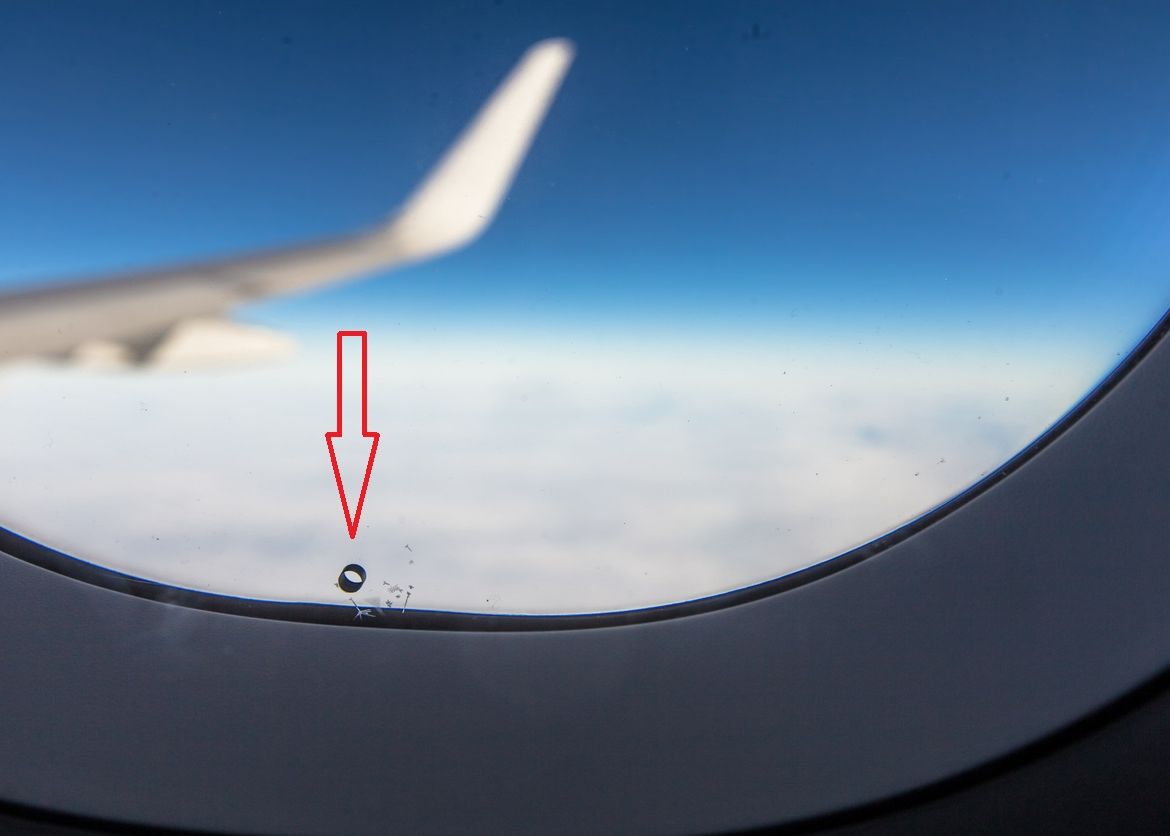 De Ce Exista Mici Gauri In Geamurile Avioanelor