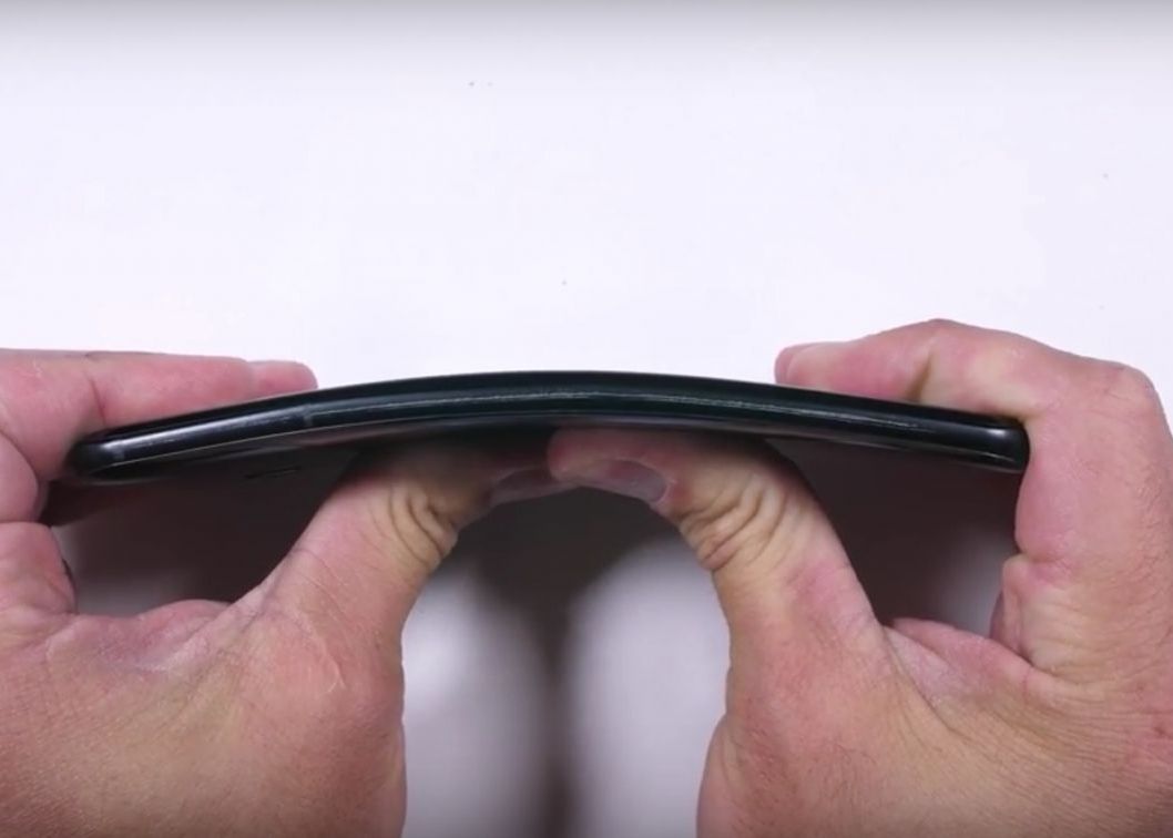 Test De Rezistenta Ce Pateste Un Htc U11 Cand Este Indoit La Maximum