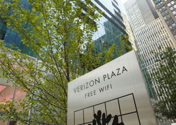 Divizia De Internet A Yahoo A Fost Cumparata De Verizon Communications Cu Peste 4 Miliarde De Dolari