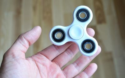 Cat de periculos este un fidget spinner? Unele modele contin o substanta toxica