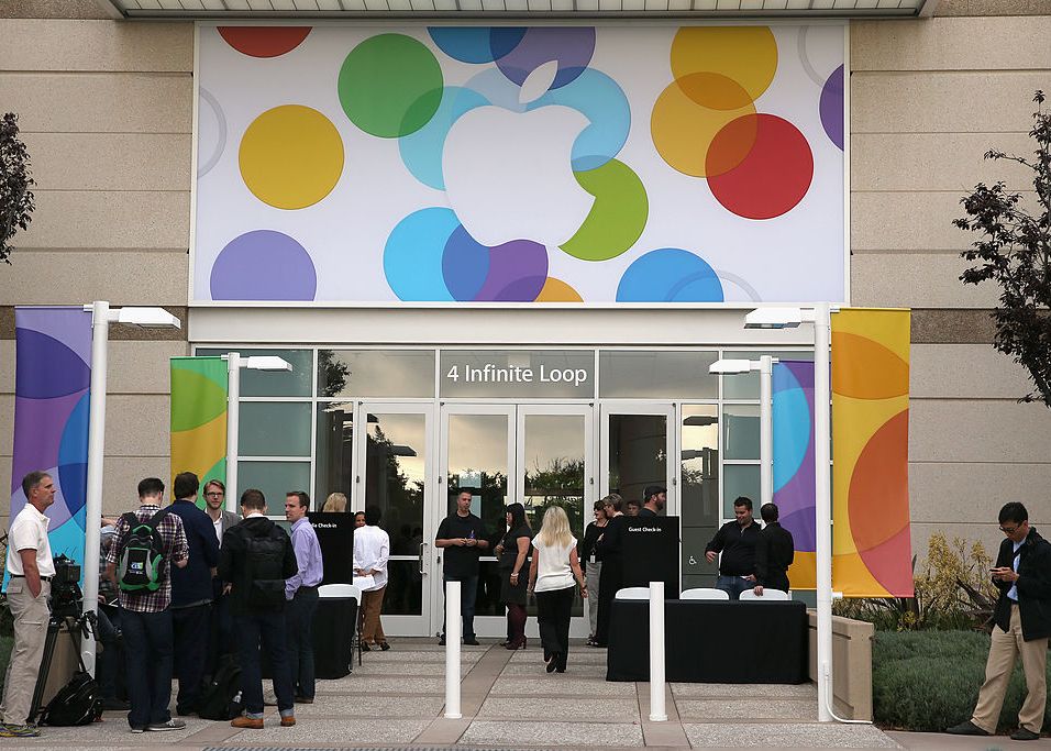 Metodele incredibile prin care angajatii Apple fura produse nelansate inca! Firma a luat masuri radicale Metodele Incredibile Prin Care Angajatii Apple Fura Produse Nelansate Inca Compania A Luat Masuri Urgente