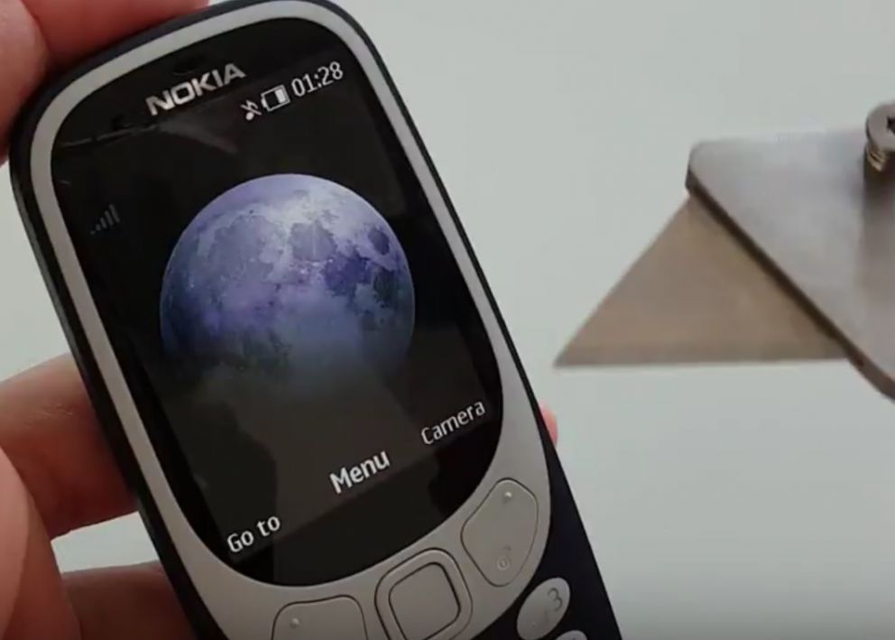 Inca un mit spulberat! Cat de rezistent este de fapt noul Nokia 3310 Inca Un Mit Spulberat Cat De Rezistent Este De Fapt Noul Nokia 3310