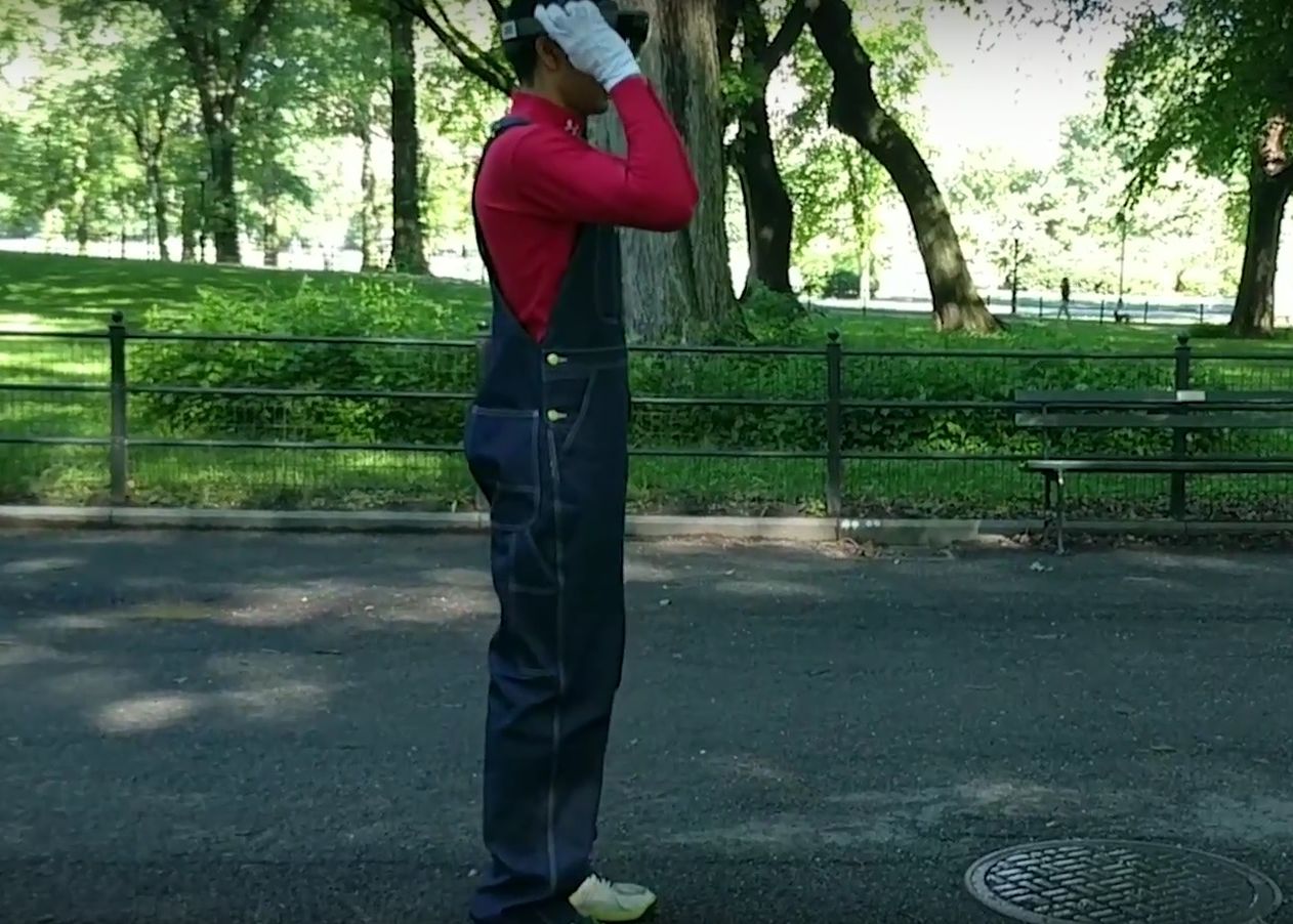 A jucat Super Mario folosind realitatea augmentata, intr-un parc! Cum au reactionat trecatorii A Jucat Super Mario Folosind Realitatea Augmentata Intr Un Parc Cum Au Reactionat Trecatorii