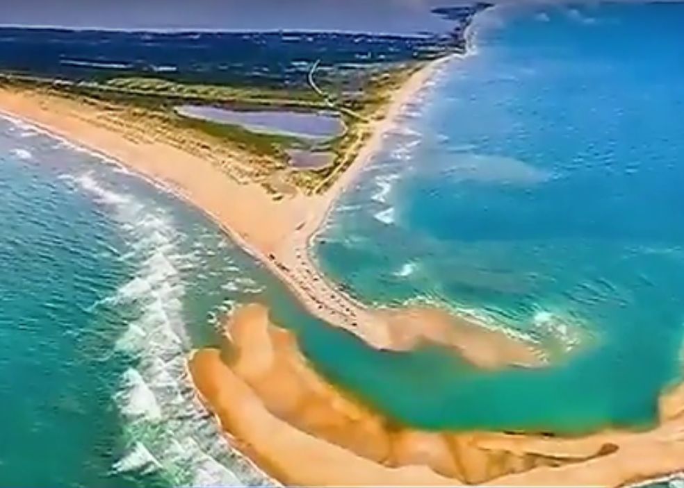 O Insula S A Ridicat Din Apele Oceanului