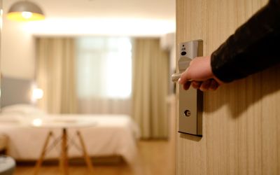 Raport Bitdefender: o grupare de hackeri fura secrete de stat de la politicienii cazati in hoteluri