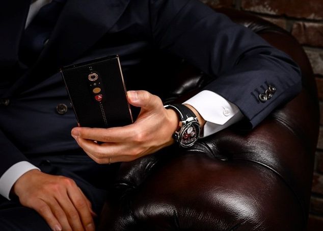 Lamborghini Lanseaza Un Nou Smartphone De Lux Cat Costa Un Telefon Exclusivist Facut Din Aliaj Lichid