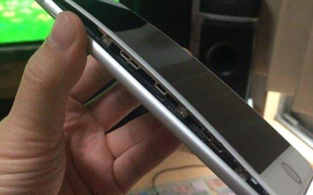 Probleme Cu Bateria De La Iphone 8 Plus Imagini Care Arata Ca Unele Telefoane Au Crapat In Timp Ce Erau