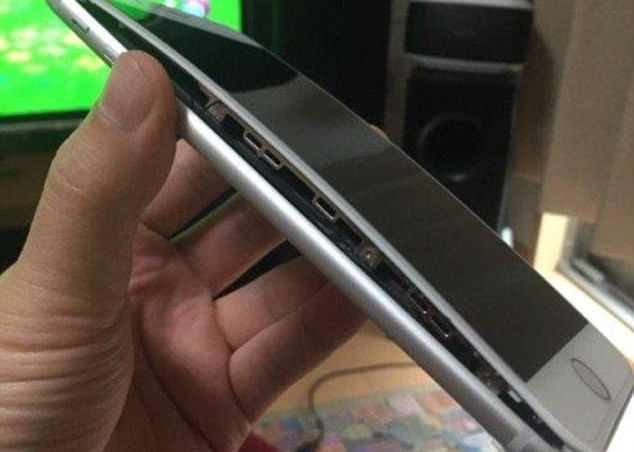 Probleme Cu Bateria De La Iphone 8 Plus Imagini Care Arata Ca Unele Telefoane Au Crapat In Timp Ce Erau