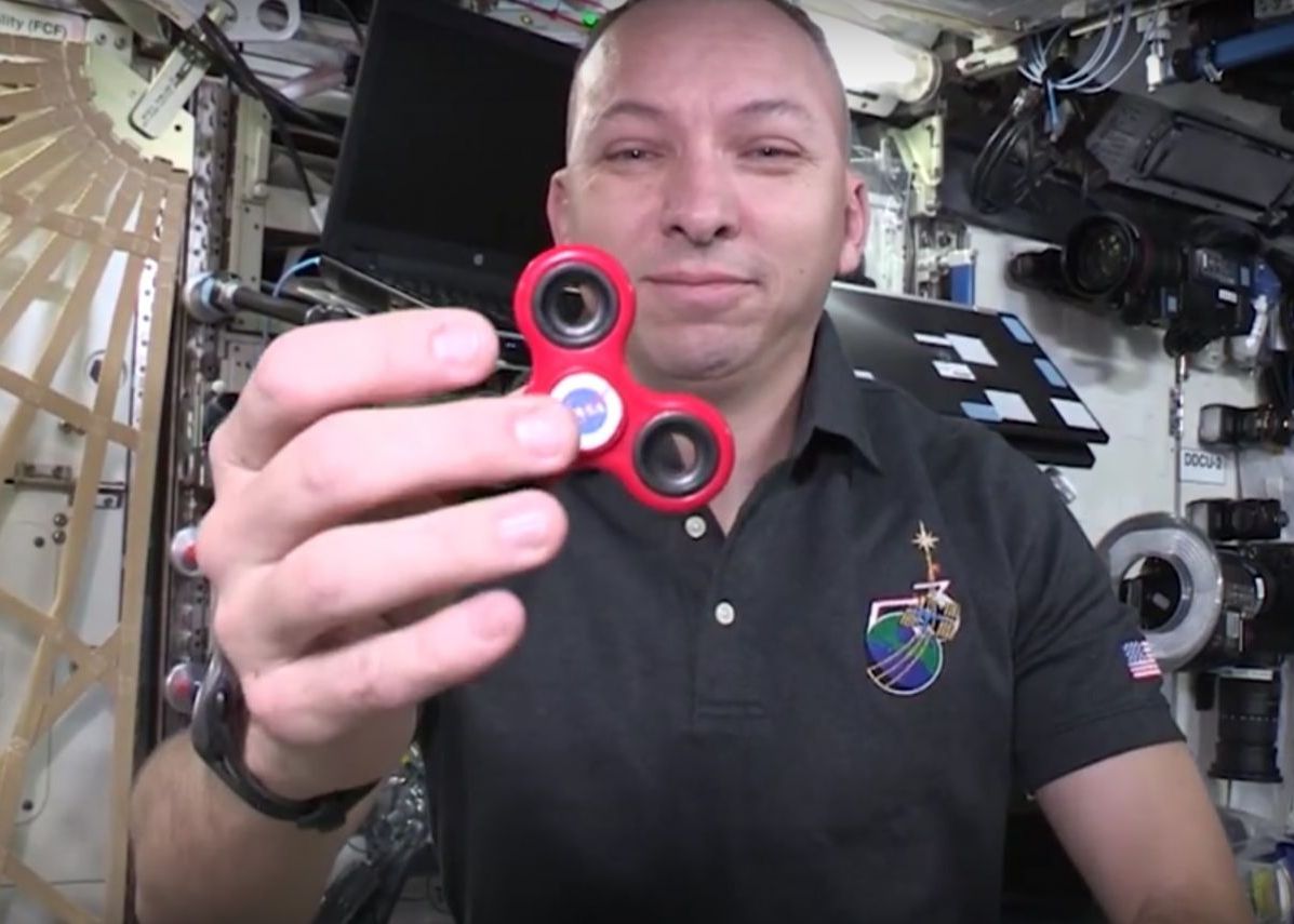 Experiment inedit: ce se intampla cand invarti un fidget spinner pe Statia Spatiala Internationala? Experiment Inedit Ce Se Intampla Cand Invarti Un Fidget Spinner Pe Statia Spatiala Internationala