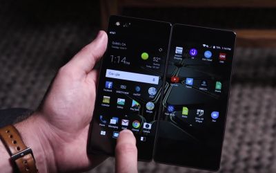 Cel mai ciudat smartphone al anului! Are clapeta si doua ecrane tactile