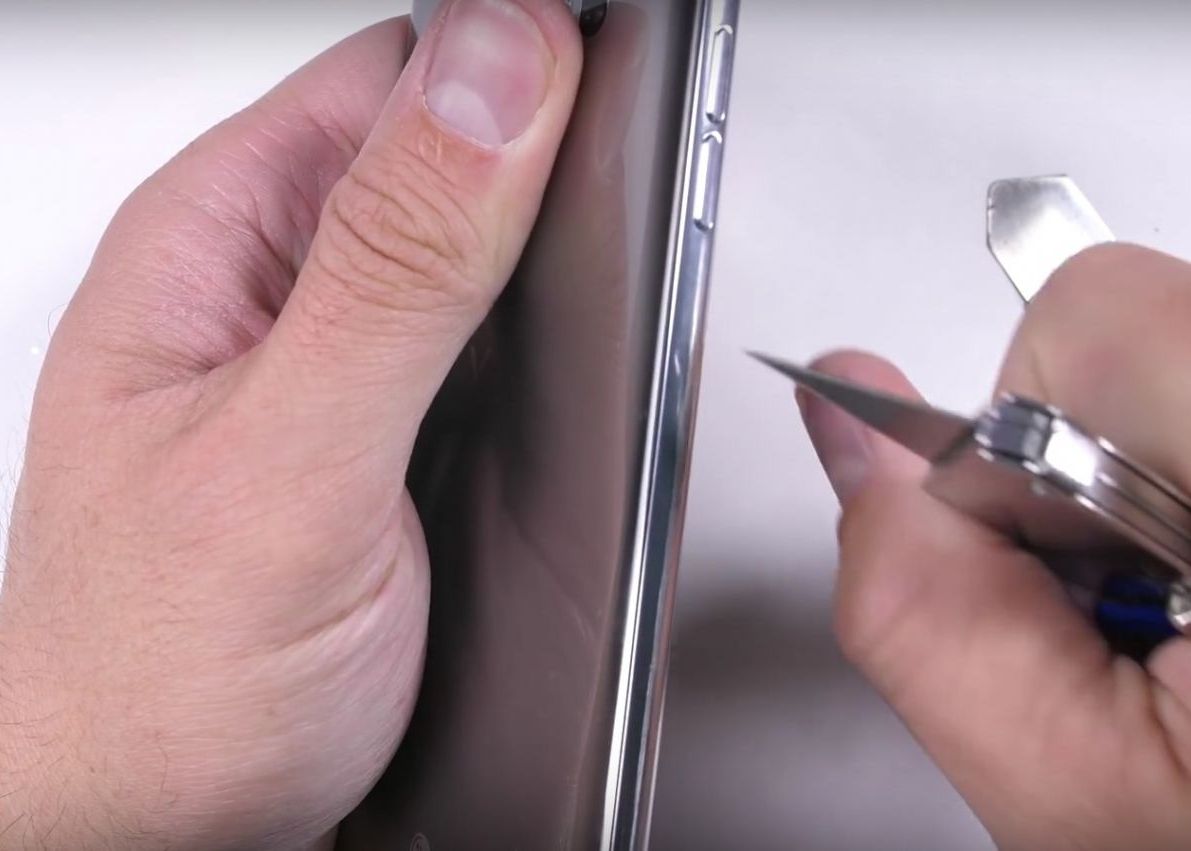 Telefonul care rezista incredibil cand este ars, zgariat si indoit! Video cu un test uimitor Telefonul Care Rezista Incredibil Cand Este Ars Zgariat Si Indoit Video Cu Un Test Uimitor