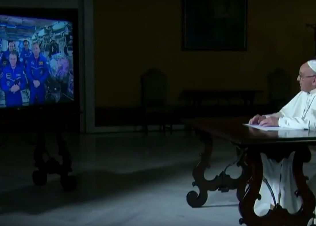 Moment inedit! Papa Francisc a discutat live cu astronautii de pe Statia Spatiala Internationala Moment Inedit Papa Francisc A Discutat Live Cu Astronautii De Pe Statia Spatiala Internationala