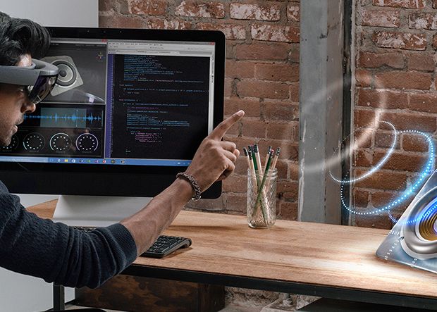 Ochelarii De Realitate Mixta Microsoft Hololens Vor Fi Disponibili Si In Romania
