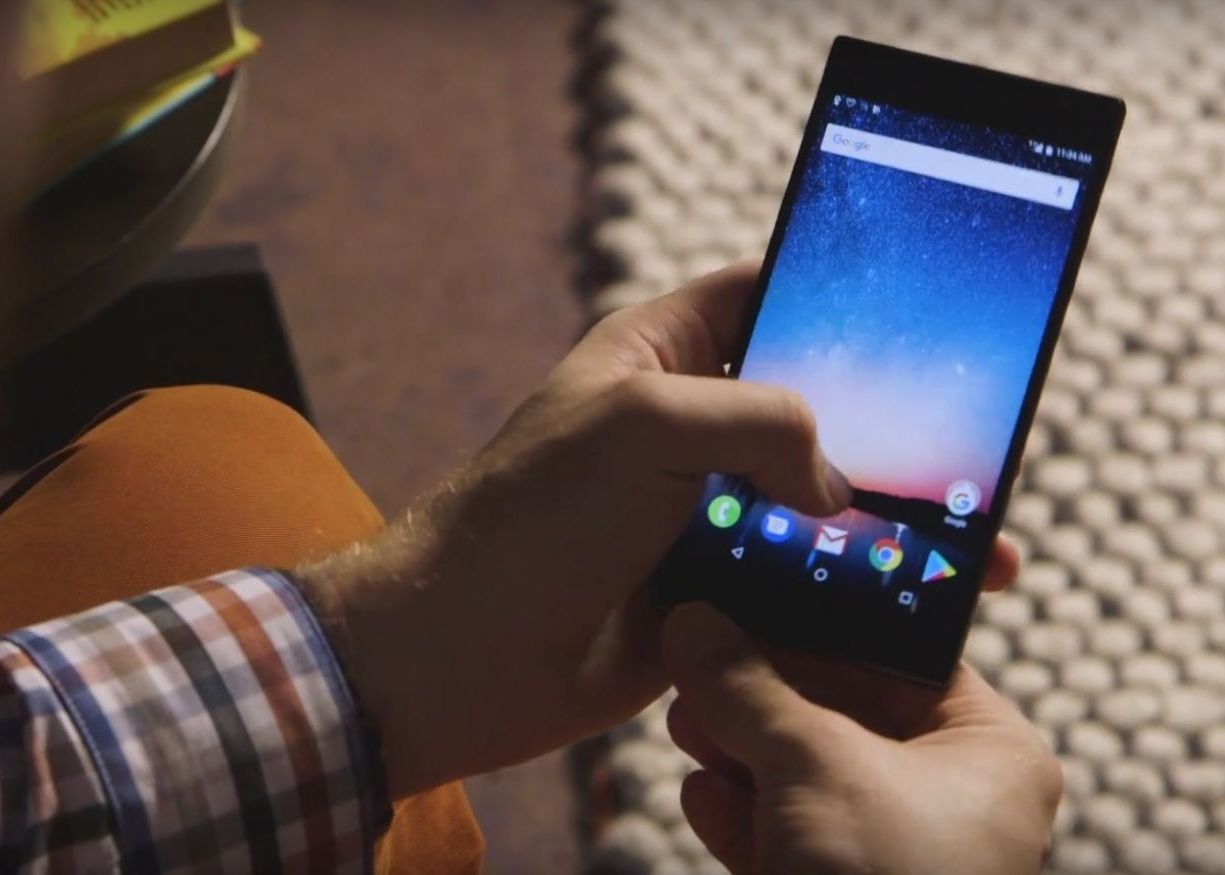 Razer lanseaza primul sau smartphone, un rival puternic pentru iPhone X si Galaxy Note 8 Razer Lanseaza Primul Sau Smartphone Un Flagship Cu Cateva Sute De Euro Mai Ieftin Decat Iphone X Sau