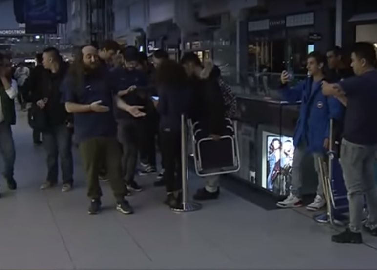 Cozi Uriase In Fata Magazinelor Care Vand Iphone X In Primele Zile De La Lansare