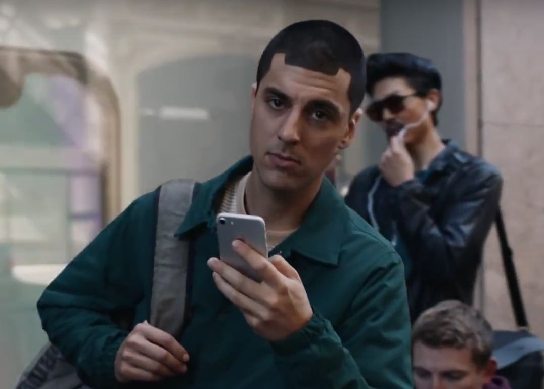 Lovitura sub centura pentru Apple! Cum ironizeaza Samsung lansarea iPhone X Lovitura Sub Centura Pentru Apple Cum Ironizeaza Samsung Lansarea Iphone X