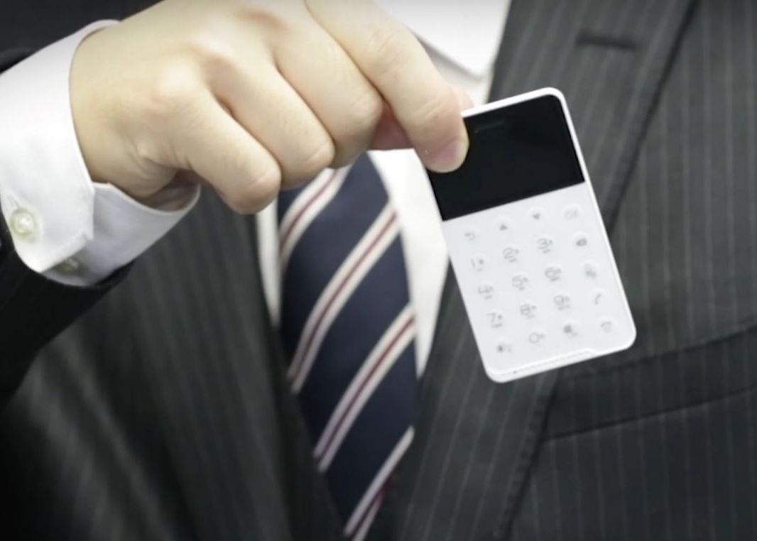 Cel mai mic smartphone cu Android! E cat un card de credit si costa mai putin de 100 de dolari Cel Mai Mic Smartphone Cu Android E Cat Un Card De Credit Si Costa Mai Putin De 100 De Dolari