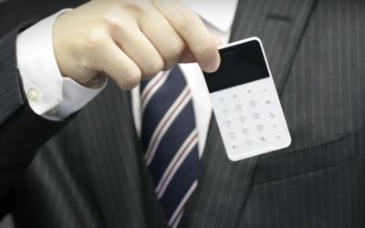 Cel mai mic smartphone cu Android! E cat un card de credit si costa mai putin de 100 de dolari