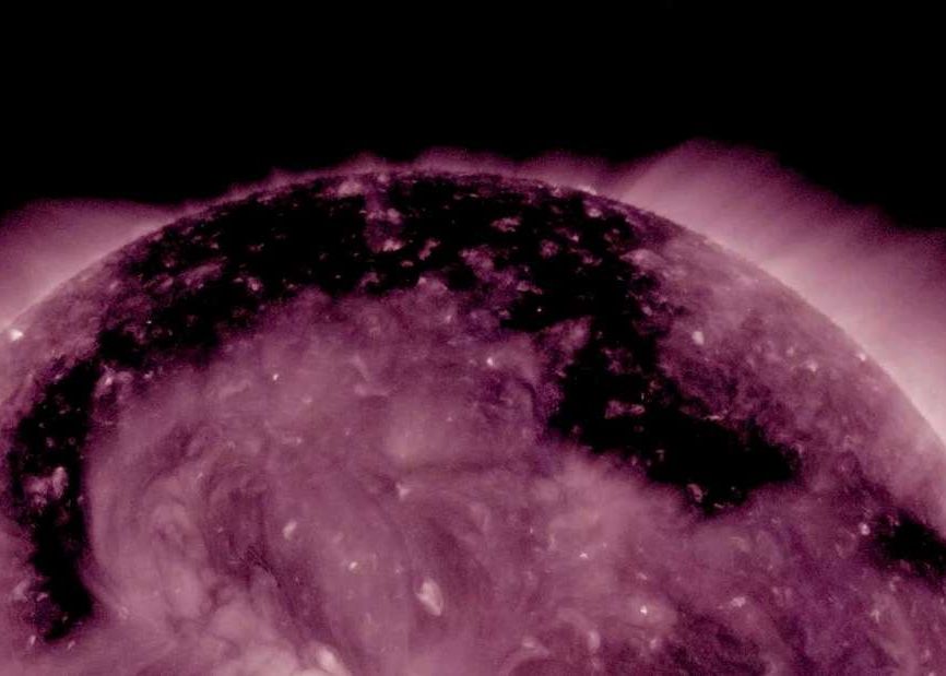 O Gaura Uriasa Formata In Soare Emite Particule Radioactive Spre Pamant