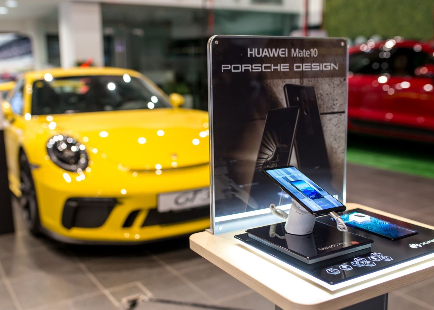 Noile Smartphone Uri Huawei Sunt Disponibile Si In Romania Pret Incredibil Pentru Mate 10 Porsche Design