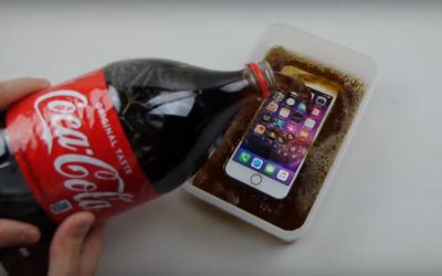 A scufundat un iPhone in Coca-Cola si l-a lasat acolo 7 zile! Ce s-a intamplat cu telefonul