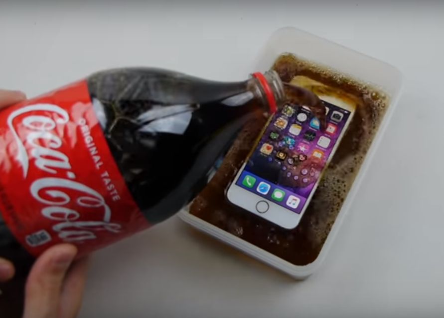 A scufundat un iPhone in Coca-Cola si l-a lasat acolo 7 zile! Ce s-a intamplat cu telefonul A Pus In Iphone Intr Un Pahar Cu Coca Cola Si L A Lasat Acolo 7 Zile Ce S A Intamplat Cu Telefonul