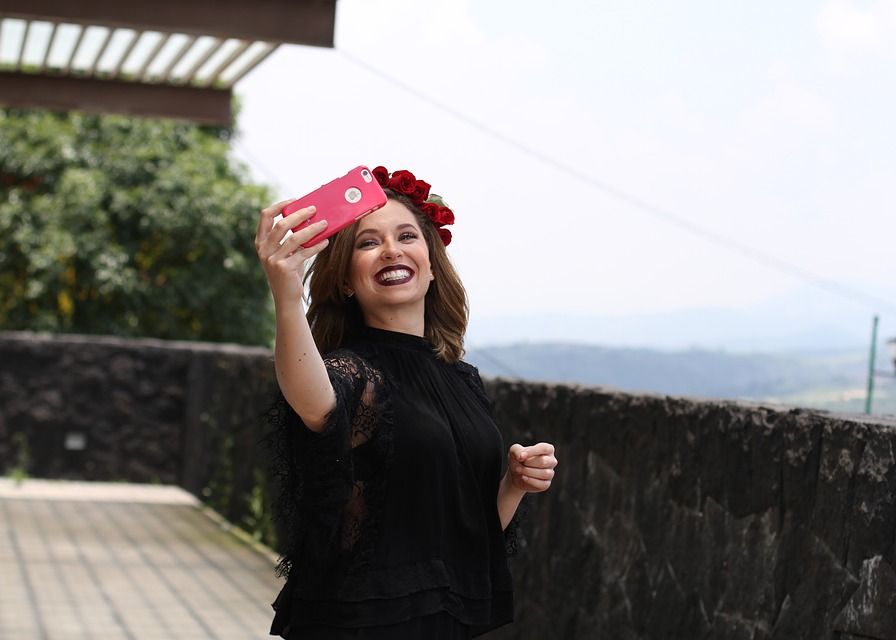 Avertismentul specialistilor: ce se intampla daca iti faci multe selfie-uri Avertismentul Specialistilor Ce Se Intampla Daca Iti Faci Multe Selfie Uri