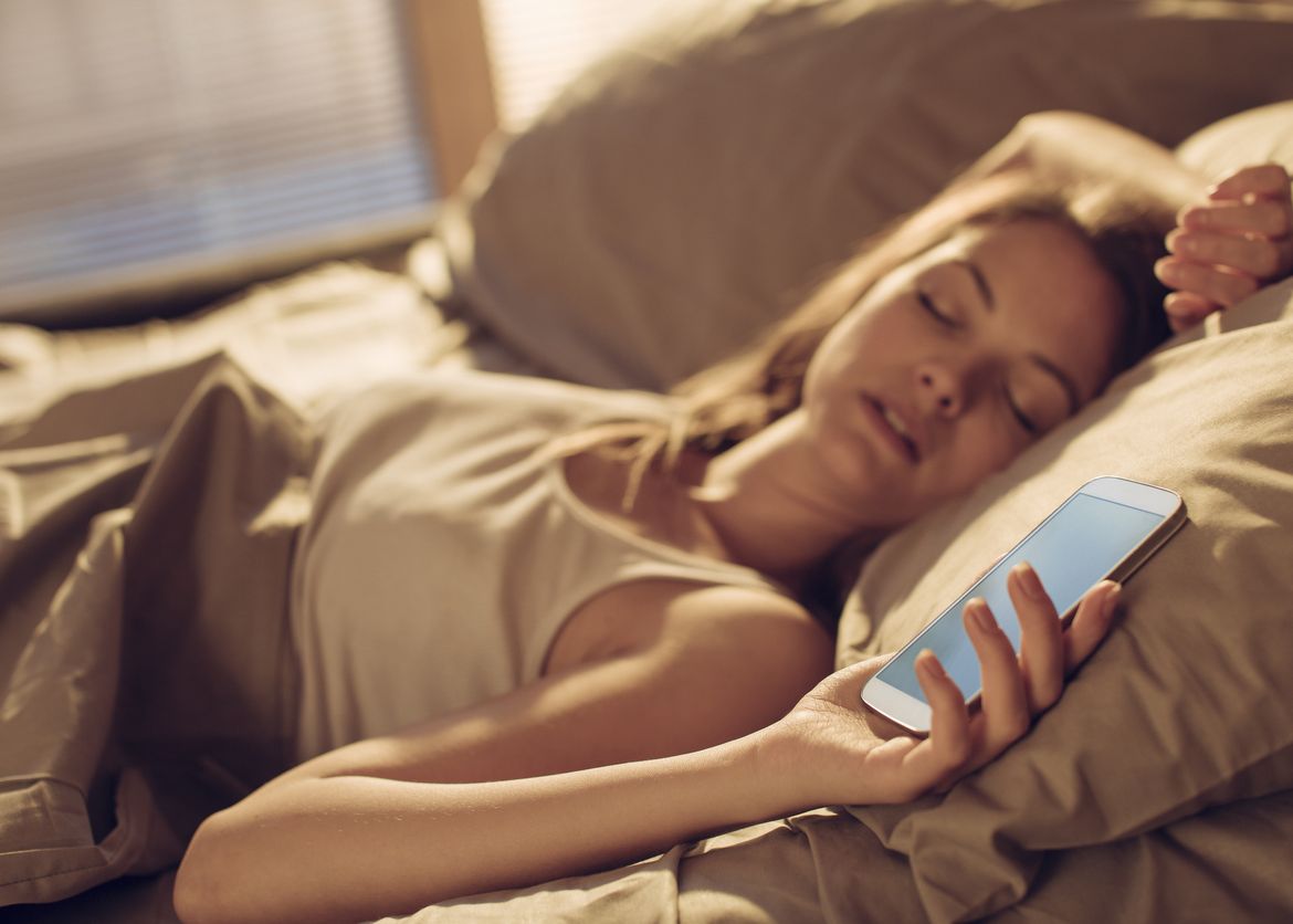Riscul La Care Ne Expunem Daca Dormim Cu Telefonul Mobil Langa Noi Avertismentul Medicilor