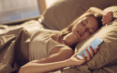 Ce patim daca dormim cu telefonul mobil langa noi? Medicii trag un semnal de alarma